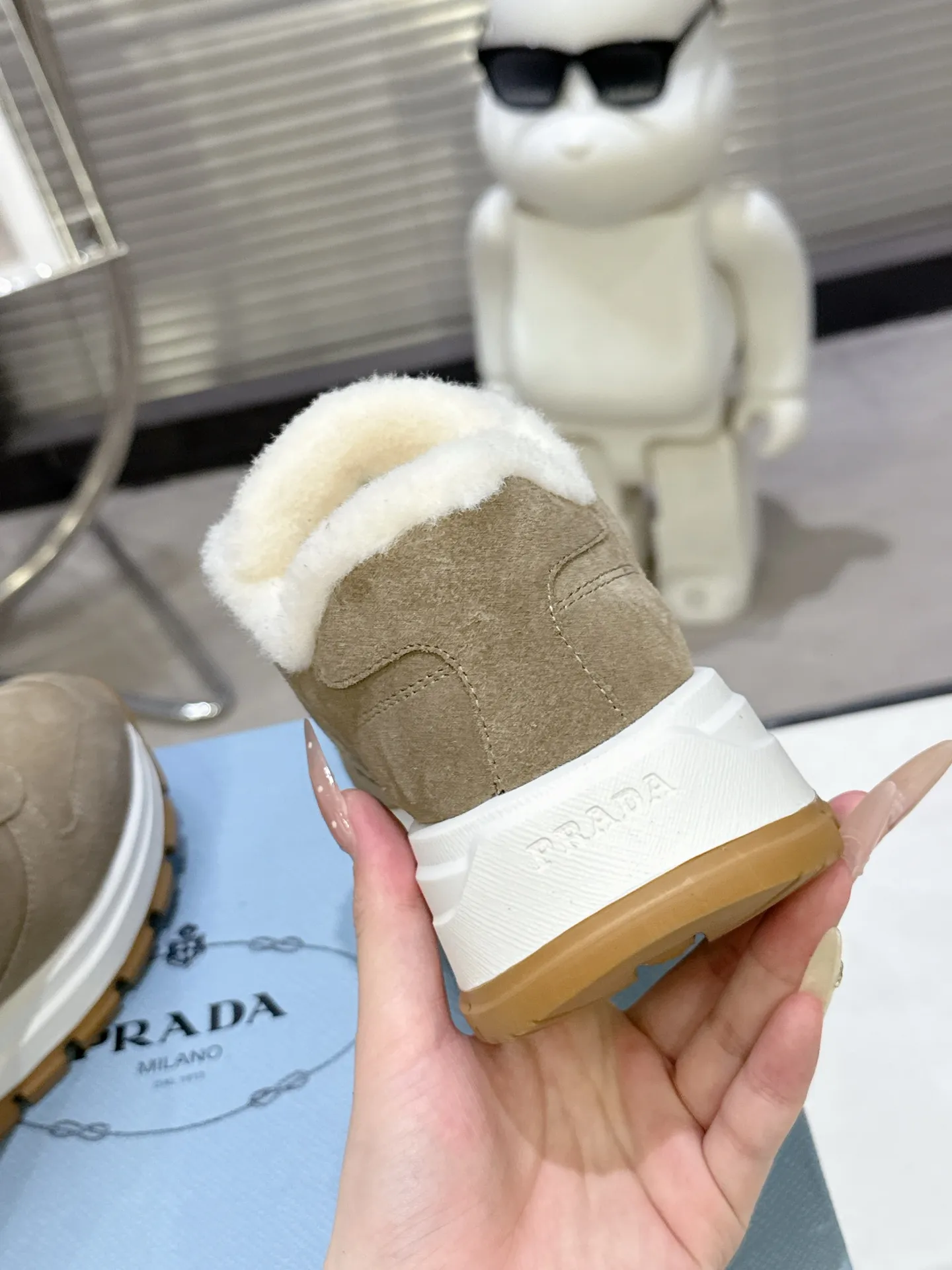 👟👟Ex-factory price 600👟👟 PRADA ²⁰²5 𝐬𝐬Prada’s new product comes with strength! ❣️Many Internet celebrities have the same style, fashionable and versatile nice items, original shoes are developed and purchased from Italian counters, and are reproduced 1:1 according to the original taste. This year’s theme is not to be defined, embodying texture through simplicity💛From thick-soled sneakers to zigzag short boots to 2025 flat shoes, everything reveals a sure-fire momentum... It combines gentleness and handsomeness, the finishing touch for women❤️ Wear-resistant and ultra-light two-color outsole. ⚛Size: Women's 35-40 ⚛Size: Men's 39-45 Original packaging accessories. ⚛
